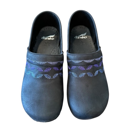 NEW DANSKO EMBROIDERED PRO NUBUCK BLACK CLOGS SHOES LIGHT PURPLE PRINT WORK - Picture 7 of 13